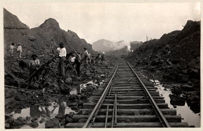 Vista dei lavoratori che scavano il Canale di Panama con binari ferroviari attraverso la trincea, 1912 o 1913 da Byron Company